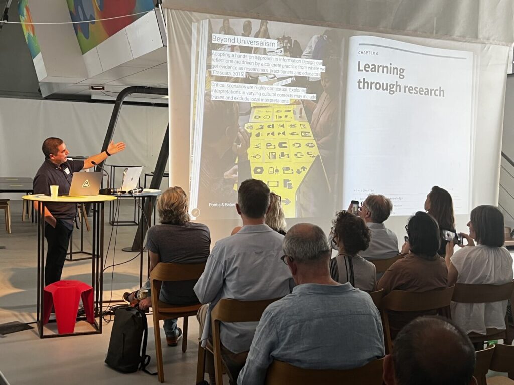 Profesor Rodrigo Ramírez presentó investigación sobre comunicación visual para emergencias en conferencia internacional en Viena