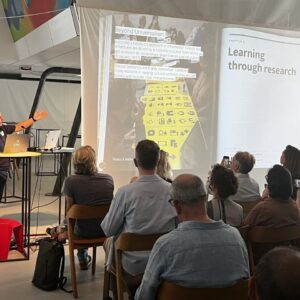 Profesor Rodrigo Ramírez presentó investigación sobre comunicación visual para emergencias en conferencia internacional en Viena